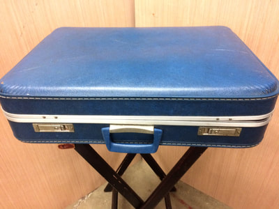 Dark Blue suitcase no brand 24'X17/5"X5.5
Good Condition